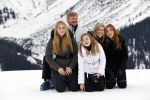 Lech 25 februari 2020
Fotouurtje Koninklijke familie. Aanwezig Koning Willem Alexander Koningin Maxima Prinses Amalia Alexia Ariane Prinses Beatrix Prins Constantijn Prinses laurentien Gravin Eloise Graaf Claus Casimir en Gravin Leonore .