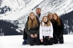 Lech 25 februari 2020
Fotouurtje Koninklijke familie. Aanwezig Koning Willem Alexander Koningin Maxima Prinses Amalia Alexia Ariane Prinses Beatrix Prins Constantijn Prinses laurentien Gravin Eloise Graaf Claus Casimir en Gravin Leonore .