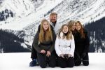 Lech 25 februari 2020
Fotouurtje Koninklijke familie. Aanwezig Koning Willem Alexander Koningin Maxima Prinses Amalia Alexia Ariane Prinses Beatrix Prins Constantijn Prinses laurentien Gravin Eloise Graaf Claus Casimir en Gravin Leonore .