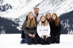 Lech 25 februari 2020
Fotouurtje Koninklijke familie. Aanwezig Koning Willem Alexander Koningin Maxima Prinses Amalia Alexia Ariane Prinses Beatrix Prins Constantijn Prinses laurentien Gravin Eloise Graaf Claus Casimir en Gravin Leonore .