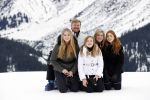 Lech 25 februari 2020
Fotouurtje Koninklijke familie. Aanwezig Koning Willem Alexander Koningin Maxima Prinses Amalia Alexia Ariane Prinses Beatrix Prins Constantijn Prinses laurentien Gravin Eloise Graaf Claus Casimir en Gravin Leonore .
