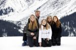 Lech 25 februari 2020
Fotouurtje Koninklijke familie. Aanwezig Koning Willem Alexander Koningin Maxima Prinses Amalia Alexia Ariane Prinses Beatrix Prins Constantijn Prinses laurentien Gravin Eloise Graaf Claus Casimir en Gravin Leonore .