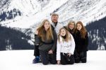 Lech 25 februari 2020
Fotouurtje Koninklijke familie. Aanwezig Koning Willem Alexander Koningin Maxima Prinses Amalia Alexia Ariane Prinses Beatrix Prins Constantijn Prinses laurentien Gravin Eloise Graaf Claus Casimir en Gravin Leonore .