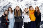 Lech 25 februari 2020
Fotouurtje Koninklijke familie. Aanwezig Koning Willem Alexander Koningin Maxima Prinses Amalia Alexia Ariane Prinses Beatrix Prins Constantijn Prinses laurentien Gravin Eloise Graaf Claus Casimir en Gravin Leonore .
