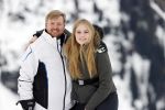 Lech 25 februari 2020
Fotouurtje Koninklijke familie. Aanwezig Koning Willem Alexander Koningin Maxima Prinses Amalia Alexia Ariane Prinses Beatrix Prins Constantijn Prinses laurentien Gravin Eloise Graaf Claus Casimir en Gravin Leonore .