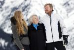 Lech 25 februari 2020
Fotouurtje Koninklijke familie. Aanwezig Koning Willem Alexander Koningin Maxima Prinses Amalia Alexia Ariane Prinses Beatrix Prins Constantijn Prinses laurentien Gravin Eloise Graaf Claus Casimir en Gravin Leonore .