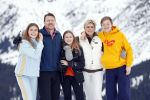 Lech 25 februari 2020
Fotouurtje Koninklijke familie. Aanwezig Koning Willem Alexander Koningin Maxima Prinses Amalia Alexia Ariane Prinses Beatrix Prins Constantijn Prinses laurentien Gravin Eloise Graaf Claus Casimir en Gravin Leonore .