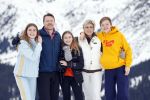 Lech 25 februari 2020
Fotouurtje Koninklijke familie. Aanwezig Koning Willem Alexander Koningin Maxima Prinses Amalia Alexia Ariane Prinses Beatrix Prins Constantijn Prinses laurentien Gravin Eloise Graaf Claus Casimir en Gravin Leonore .