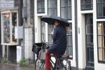 Amsterdam 15 januari 2020
Prinses Mrilene op de fiets bij het bpaleis op de dam .