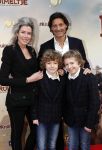 Amsterdam 1 februari 2020
Premiere Kruimeltje in Tuschinski. Rick Engelkes met vriendin Marie Claire Noorlander en haar zoons