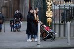 Amsterdam 1 februari 2020
Roxeanne Hazes met vriend Erik Zennes en zoon Fender bij artis.