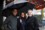 Amsterdam 3 januari 2012
Ruud Gullit en zijn vriendin Karin de Rooij en Mark Teurlings onder paraplu op de cornelis schuytstraat