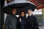Amsterdam 3 januari 2012
Ruud Gullit en zijn vriendin Karin de Rooij en Mark Teurlings onder paraplu op de cornelis schuytstraat