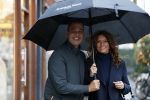 Amsterdam 3 januari 2012
Ruud Gullit en zijn vriendin Karin de Rooij onder paraplu op de cornelis schuytstraat