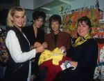 Weert, 1 Oktober 1996
Sheila Timmerman (in verwachting) samen met haar zus Sandra Timmerman en Hermien Timmerman bij Babyzaak Bambino voor het uitzoeken van de kinderkamer