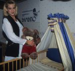 Weert, 1 Oktober 1996
Sheila Timmerman (in verwachting) samen met haar zus Sandra Timmerman en Hermien Timmerman bij Babyzaak Bambino voor het uitzoeken van de kinderkamer