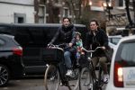 Amsterdam 5 januari 2020
Tina de Bruin met zoontje achterop de fiets.