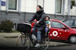 Amsterdam 5 januari 2020
Tina de Bruin met zoontje achterop de fiets.