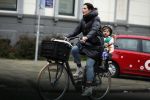 Amsterdam 5 januari 2020
Tina de Bruin met zoontje achterop de fiets.