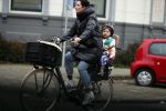 Amsterdam 5 januari 2020
Tina de Bruin met zoontje achterop de fiets.