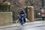 Amsterdam 2 maart 2020
Tjitske Reidinga met zoon in de regen op de fiets.