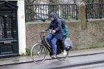 Amsterdam 2 maart 2020
Tjitske Reidinga met zoon in de regen op de fiets.