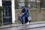 Amsterdam 2 maart 2020
Tjitske Reidinga met zoon in de regen op de fiets.