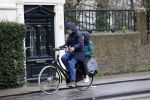 Amsterdam 2 maart 2020
Tjitske Reidinga met zoon in de regen op de fiets.