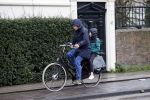 Amsterdam 2 maart 2020
Tjitske Reidinga met zoon in de regen op de fiets.