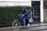 Amsterdam 2 maart 2020
Tjitske Reidinga met zoon in de regen op de fiets.