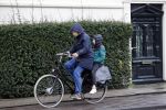 Amsterdam 2 maart 2020
Tjitske Reidinga met zoon in de regen op de fiets.