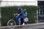 Amsterdam 2 maart 2020
Tjitske Reidinga met zoon in de regen op de fiets.