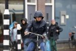 Amsterdam 2 maart 2020
Tjitske Reidinga met zoon in de regen op de fiets.