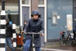 Amsterdam 2 maart 2020
Tjitske Reidinga met zoon in de regen op de fiets.
