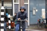Amsterdam 2 maart 2020
Tjitske Reidinga met zoon in de regen op de fiets.