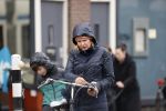 Amsterdam 2 maart 2020
Tjitske Reidinga met zoon in de regen op de fiets.