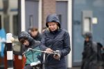Amsterdam 2 maart 2020
Tjitske Reidinga met zoon in de regen op de fiets.