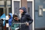 Amsterdam 2 maart 2020
Tjitske Reidinga met zoon in de regen op de fiets.
