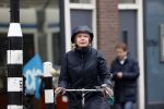 Amsterdam 2 maart 2020
Tjitske Reidinga met zoon in de regen op de fiets.