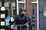 Amsterdam 2 maart 2020
Tjitske Reidinga met zoon in de regen op de fiets.
