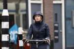 Amsterdam 2 maart 2020
Tjitske Reidinga met zoon in de regen op de fiets.
