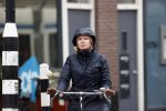 Amsterdam 2 maart 2020
Tjitske Reidinga met zoon in de regen op de fiets.
