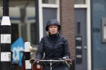 Amsterdam 2 maart 2020
Tjitske Reidinga met zoon in de regen op de fiets.