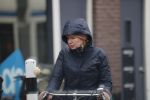 Amsterdam 2 maart 2020
Tjitske Reidinga met zoon in de regen op de fiets.