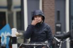 Amsterdam 2 maart 2020
Tjitske Reidinga met zoon in de regen op de fiets.