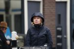 Amsterdam 2 maart 2020
Tjitske Reidinga met zoon in de regen op de fiets.