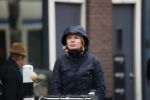 Amsterdam 2 maart 2020
Tjitske Reidinga met zoon in de regen op de fiets.