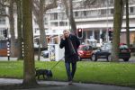Amsterdam 17 januari 2020
Tom Egbers laat al bellend zijn hond uit
