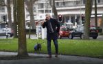 Amsterdam 17 januari 2020
Tom Egbers laat al bellend zijn hond uit