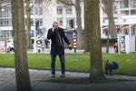Amsterdam 17 januari 2020
Tom Egbers laat al bellend zijn hond uit